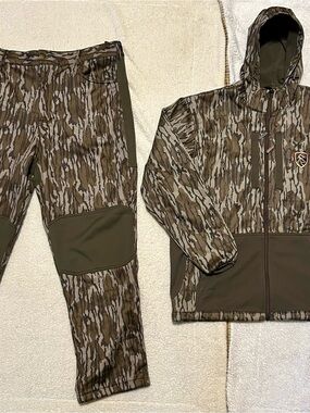 Drake Non-Typical Hunting Outfit.         Mid-Season Pants (XL) and Jacket (XL)